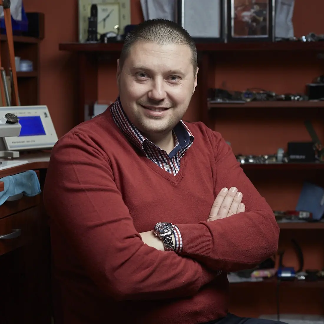 Dejan Todorović, vlasnik časovničarske radnje Todorović Watch Co, u svojoj radionici u Nišu